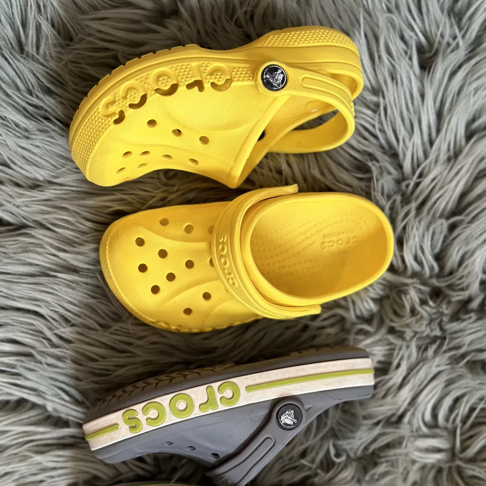 Used in good condition  Yellow crocs 11c size 28-29 50kr Grey crocs 11c.   Size 28-29 50kr . Skor.