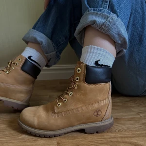 Timberlands - Klassiska Timberlandskängor som inte används längre fast de borde! Lite småslitna på tåspetsarna men annars i fint skick och har mycket kvar att ge😊Köparen står för frakten!
