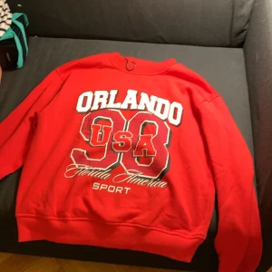 Långärmad tjocktröja  - Röd långärmad tjocktröja från båda sidorna helt oanvänd köpte i fel storlek så aldrig använt 