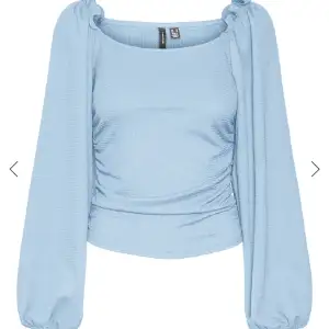 Säljer denna super fina blusen från Vero Moda då den inte kommer till användning!💕 Använd en gång!!