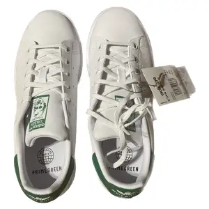 ASSNYGGA adidas skor!! Helt nya med lapp kvar!🙏🏻så snyggt grönt tryck! dem är vitare i verkligheten