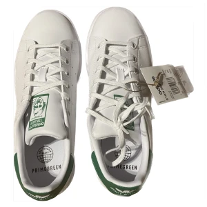 Adidas skor - ASSNYGGA adidas skor!! Helt nya med lapp kvar!🙏🏻så snyggt grönt tryck! dem är vitare i verkligheten