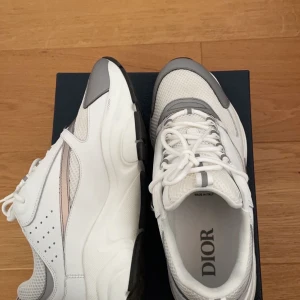 Dior b22 - Säljer dessa skor från dior. De är i modellen b22. De är i bra skick, 8,5/10. De har lite skada på båda tårna men det är inget som man ser. Pris kan diskuteras 