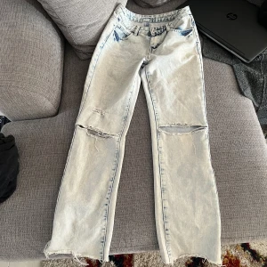 Jeans med hål i  - Snygga 