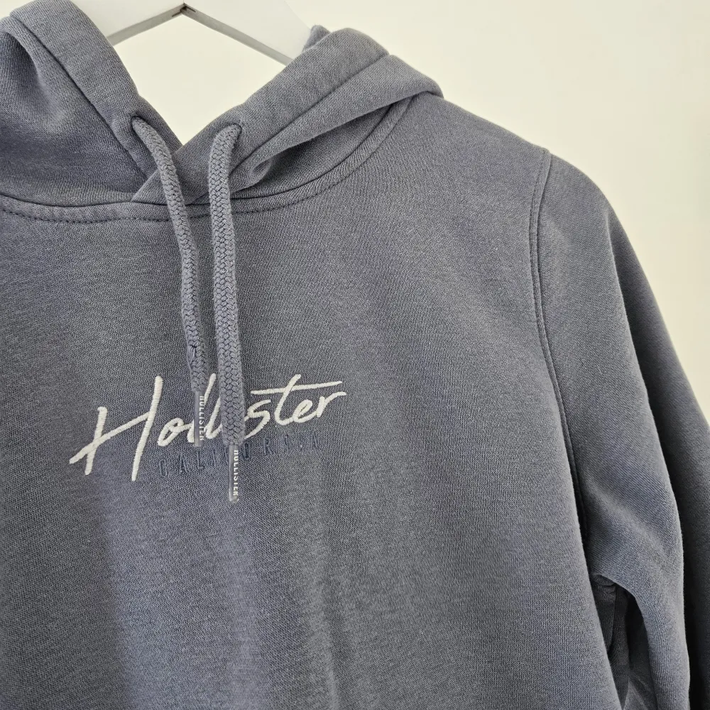 Gråblå hoodie från hollister i fint skick! Stl S från killavdelningen, sitter lite oversized på mig som är xs-s. Hoodies.