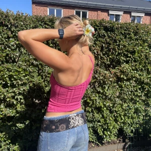 H&M Linne  - Säljer detta linne med ett strap från H&M i storlek 36. Jag bär vanligtvis storlek 38 så linnet passar allt från 34-38. Sitter supersnygga och ingen bh behövs tycker jag!🌺Nästan helt oanvänt och i gott skick!