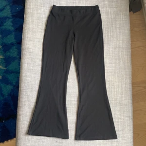 Flare tights - De populära flare tightsen från Gina Tricot. Uppsydda men nu för korta på mig som är ca 170 cm lång💌