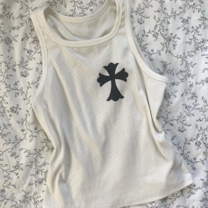 Cool topp - Köpte förra året men använder den aldrig längre!🫶🏻 väldigt simpel men ändå cool✌🏻