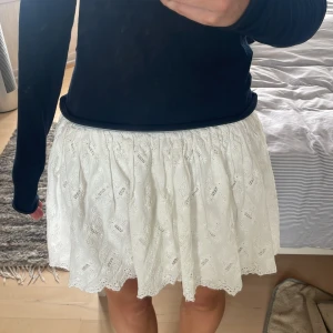 Ralph Lauren kjol  - Vit raulph lauren kjol som jag älskar💞💞🙏🏻säljer då ja har för många kjolar. 