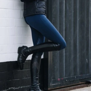 Ridbyxor  - Mörkblå ridbyxor från Samshield i modellen Adele. Väldigt sparsamt använda så är i väldigt bra skick. Kan skicka egna bilder om någon är intresserad. Köpta för ca 2700 kr.