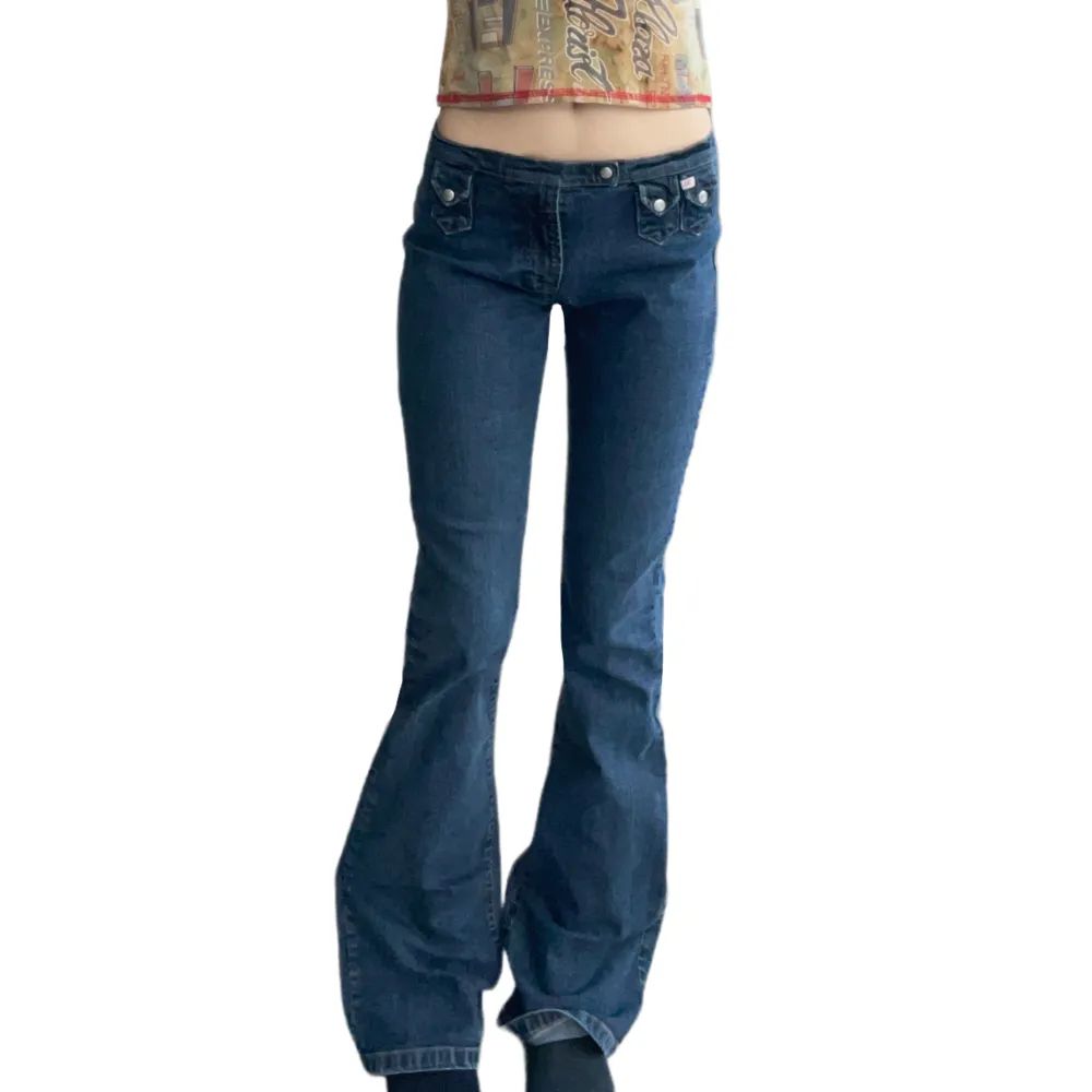 Supersnygga Miss Sixty lågmidjade bootcut jeans från tidigt 00-tal!💋 Storlek W29! MÅTT: Midja-70cm Innerbensmått-84cm Jag är 170cm lång! I perfekt skick!💋. Jeans & Byxor.