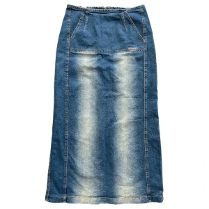 Y2k Maxi Denim Skirt - Supersnygg vintage maxi jeanskjol från tidigt 00-tal😫💕 Denna kommer bli ditt nya favvo plagg i sommar garderoben! Storlek S! MÅTT: Midja-72cm Längd-88,5cm Jag är 170cm lång! I perfekt skick!💋