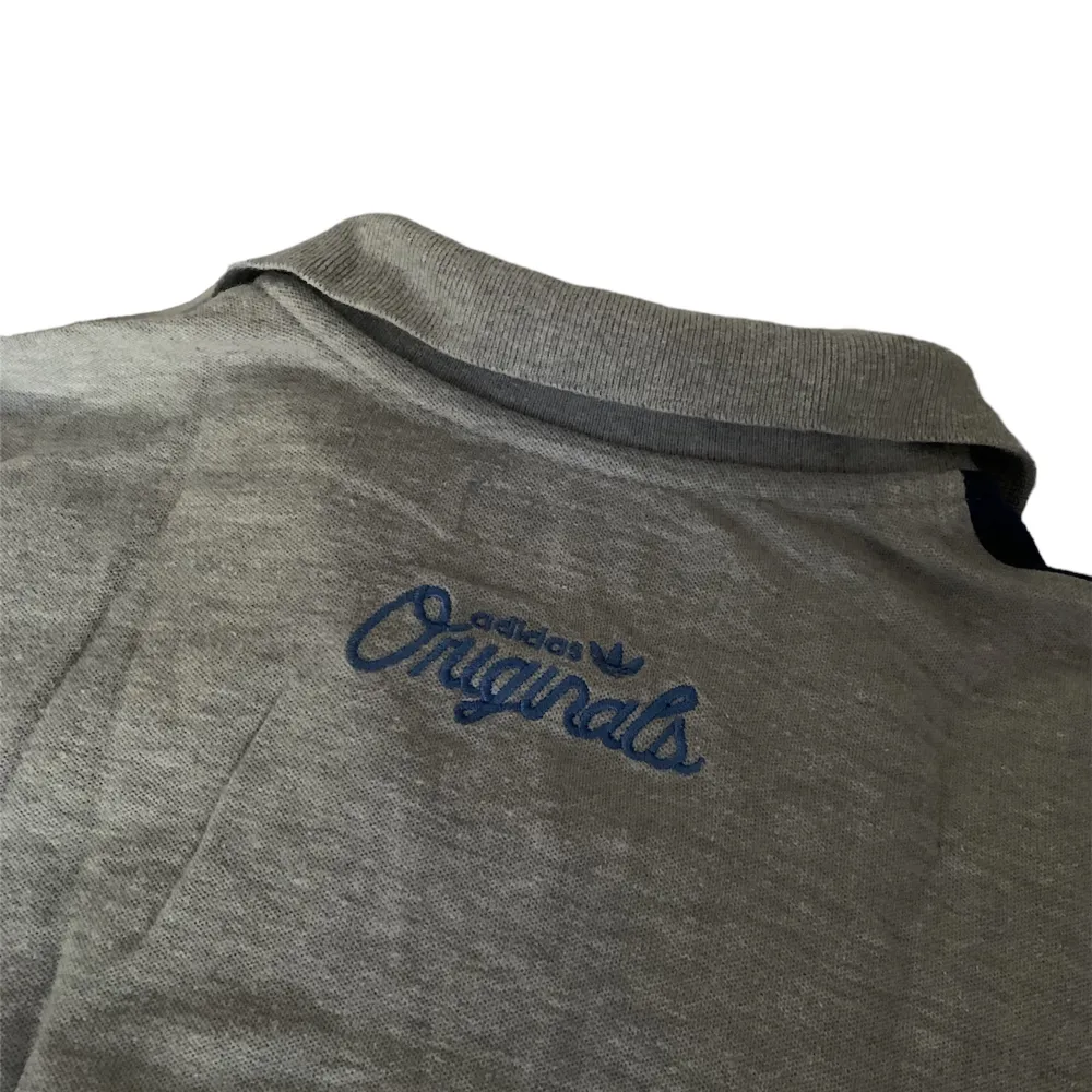 Vintage Adidas Polo tröja för skön 90s stil, perfekt för sommaren. 👽 topp skick. Dm för frågor🧌. T-shirts.