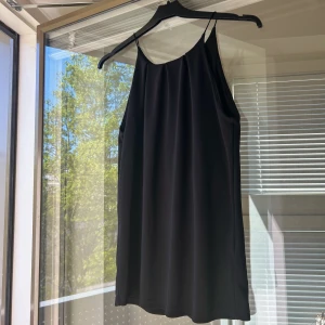 Svart linne  - Svart luftig och skönt linne, knappt använd, jag är 163cm! 