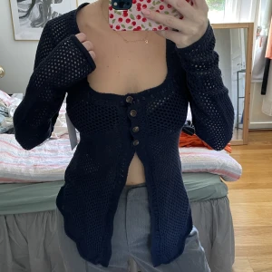 Stickad tröja - Stickad tröja/kofta från nakd. Oanvänd storlek 36. 