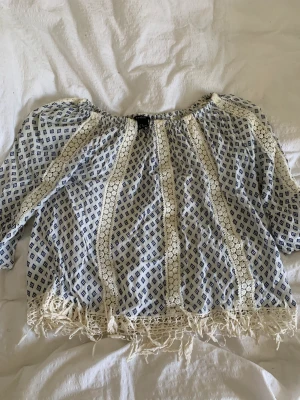 Blus  - Blus ifrån Lindex, andvänt fåtal gånger o kontakta mig vid eventuella frågor ☺️