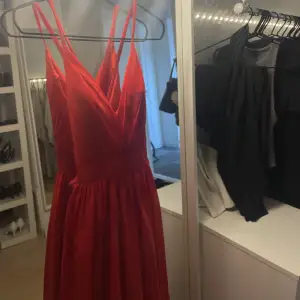 Röd supersnygg klänning perfekt till bal! Skräddarsydd efter mina mått men passar en XS. Köp nu eller prisförslag så kan vi diskutera priset 💜