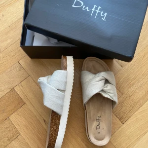 Duffy Sandaler - Sandaler från Duffy i fint linnetyg! Endast använda kort en gång, så i princip helt nya 🥰 storlek 40 men skulle säga att de passar 39 bättre. Nypris 595kr