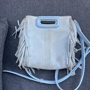 maje väska - söt ljusblå maje väska i lilla storleken, välanvänd men frf fin, har endast kvar långa bandet, betalning sker endast via swish 