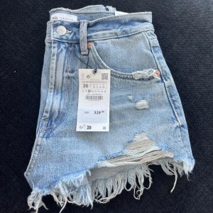 Zara Jeans shorts stl36 - Jag säljer mina oanvända Zara jeans shorts i storlek 36 då dem är lite för små för mig! Helt oanvända och prislappen e kvar🤗 