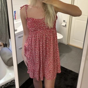 Röd klänning - Världens sötaste röda klänning med blommor från zara. Knappt använd. Storlek S❣️🍓✨✨🍒