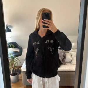 Rhinestone Hoodie - Super snygg hoodie från Bling Lucid med motivet Ca Va Merci i silvriga paljetter. Super skön och snygg men kommer ej till användning då den är lite för liten för min smak. 💕