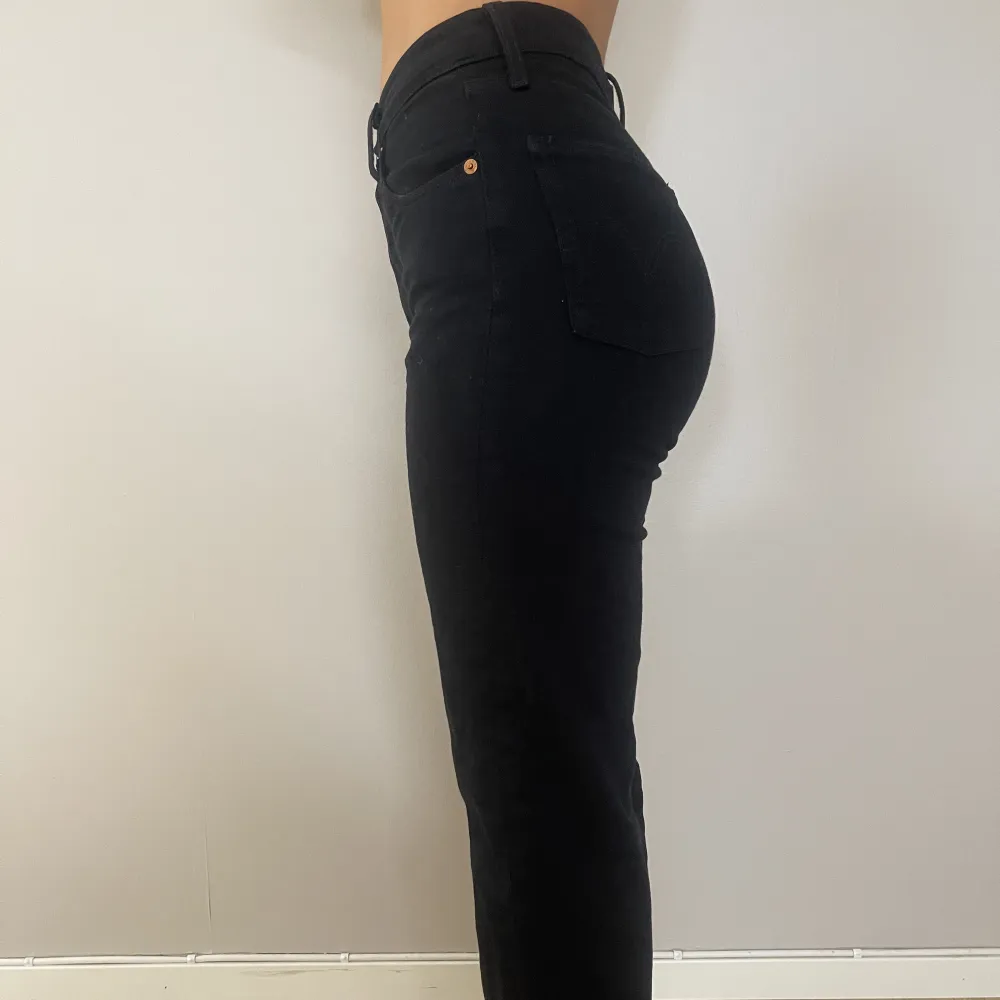 Svarta Levis jeans i modellen Ribcage Straight. Använda fåtal gånger, otroligt bra skick! . Jeans & Byxor.