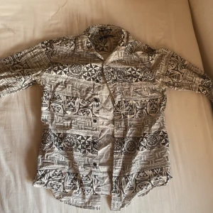 Skjorta - Kostym-skjorta med knasig design. Thriftad