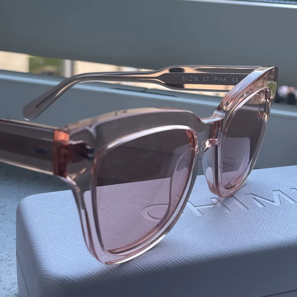 Helt nya, aldrig använda solglassögon från Chimi Eyewear. Storlek: 07, Pink. Kostar: 1250. Säljer för 350kr. Pris kan diskuteras.. Övrigt.