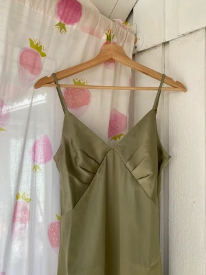 Olivgrön balklänning 🪴 - Säljer den här fina festklänningen eftersom den tyvärr inte passade mig 🙁 Från början från asos men jag köpte den här på plick. Lapparna är kvar och är endast provad. Har en omärkbar reva under vänster bröst som man ser om man zoomar på första bilden. 💛