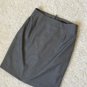 NEW IN KJOL - En riktigt snygg kjol, passar utmärkt för en utekväll med någon snygg topp upptill eller så kan man också klä ner med en basic T-shirt👌🏽🌸