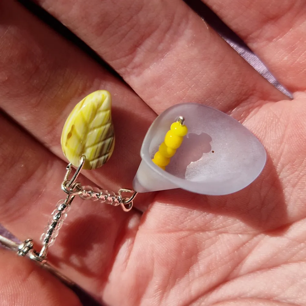 Handgjorda örhängen med liten kalla! Supersöta till sommaren och oanvända (se bilden, hänger i ring istället för i örat pga hygien) . Accessoarer.