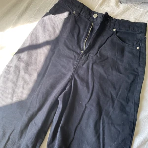 Svarta Jeans med Hål - Svarta jeans med hål, fint skick. Säljer pga för stora för mig nu.  Verkligen super fina och sitter bra!