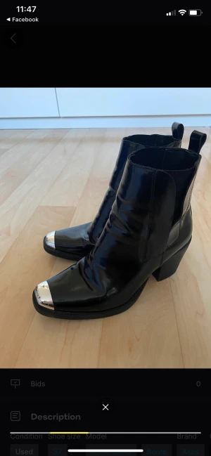 Svarta boots med silver tå - ON HOLD DO NOT BUY  ”lack” boots med klack och silver tå  Super coola skor som jag älskar men nu får gå vidare!   Har några små skavanker så är i andrahand-skick, men har fortfarande liv kvar!  Storlek 37 Köpta från asos