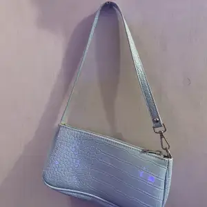 Blå handväska (likadan som den lila som är såld) 