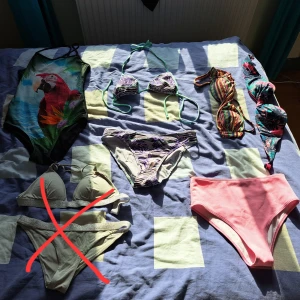 Diverse badkläder  - Bikinis, bikinidelar och en baddräkt. Alla i storlek s/m. De som är set säljs inte seperat. Hör av dig vid frågor