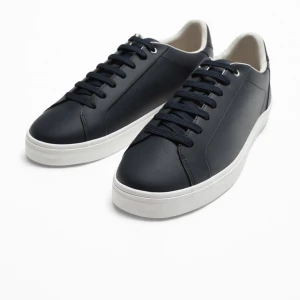 Skor - Stiliga skor som passar med de mesta kläder färgen är marinblå och helt oanvända