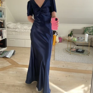 Marinblå balklänning - Säljer en jättefin balklänning i storlek 38 då jag beställde modellen i två olika storlekar för att se vilken som passade mig bäst. Balklänningen är nyskick, aldrig använd och med prislappen kvar💞På bilden bär jag storlek 36 och jag är 175 cm. 