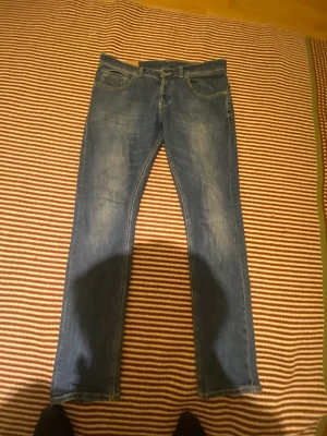 Dondup jeans - Mörkblå dondup jeans. Modell George storlek 34. Sällan använda och i mycket bra skick. Inga synliga defekter förutom väldigt lite slitna längst ner på benen.