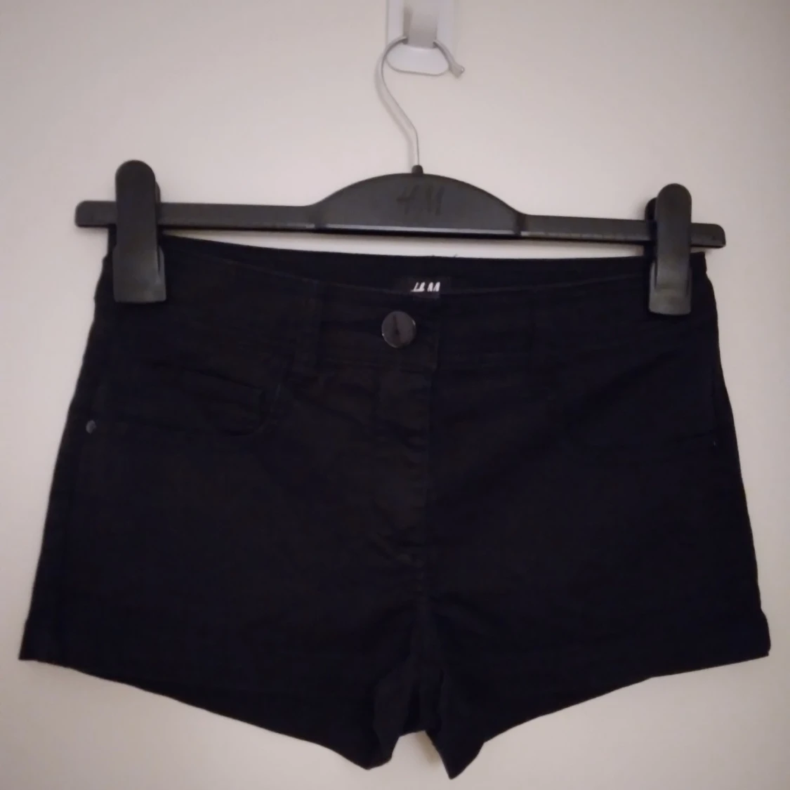 Svarta korta shorts med fickor, Strlk 36 /  XS-S. 