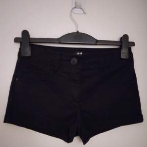 Svarta korta shorts, Strlk 36 /  XS-S. Har fickor. Stängs med dragkedja och knapp. Material: Bomull. Felfria. 