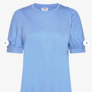 ljusblå topp med puffärmar - superfin&gullig topp med små puffärmar från vero moda i ljusblått, inga defekter. perfekt till sommaren! 😍 kontakta för mer bilder ❤️