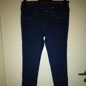 Skinny / smala jeans, raka ben. Mörkblå. Strlk midja 27, längd 32. NYskick. - Skinny/smala jeans med raka ben i NYSkick. Storlek: 27 i midjan, 32 i längd. Stretchiga. Mörkblå. Helt felfria i NYskick. FRAKT TILLKOMMER.