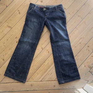 Lågmidjade jeans - Sjukt snygga lågmidjade jeans i utsvängd modell och mörkt tvätt. Perfekt skick! Storleken motsvarar ungefär S och jeansen är ganska korta, passar någon som är 165 eller kortare❤️ Kolla in min profil för andra jeans!!💘