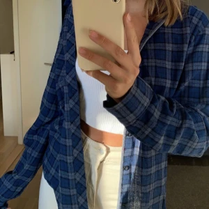 Overshirt - Skitsnygg rutig overshirt/skjorta. Älskar den och har använt den en hel del, men sparsamt. Säljer den då den inte kommer till användning längre💗