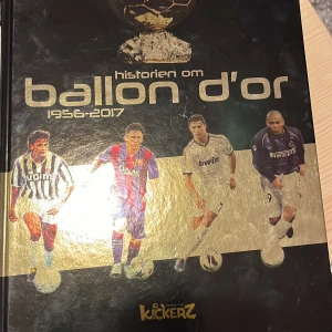 Ballon d’or - Säljer denna ballon d’or från 1956 till 2017 den är i bra stick för fler bilder eller information skriv till mig 🩷💕💕💕