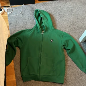 YLD Vintage zip up - Skitsnygg YLD zip up hoodie i 2xl. Jätte bra skick, inga skador dock finns inte snörena vid luvan. 