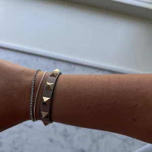 Valentino Rockstud Bracelet  - Superfint beige/ ljusrosa armband. Självklart äkta men inget bevis finns då jag fick det i present! Köpt på NK i Stockholm, inga täcken på användning! Nypris 2945
