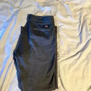 Dickies chinos  Litet hål vid knät  Äldre byxor men uppskattar storlek M  Eller 30/32