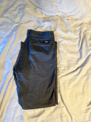 Dickies - Dickies chinos  Litet hål vid knät  Äldre byxor men uppskattar storlek M  Eller 30/32